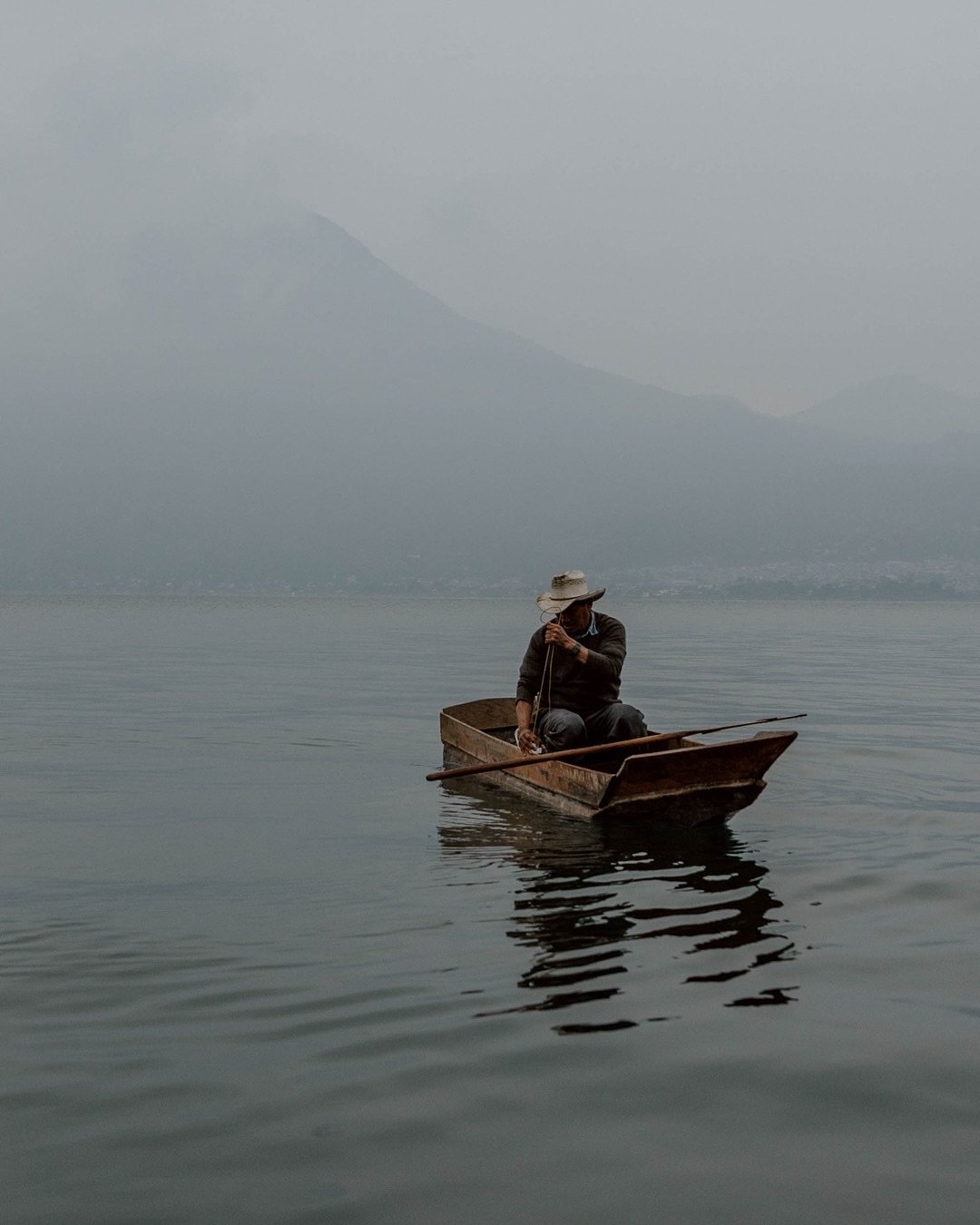 The fisherman and the volcano.
.
.
.
#lakeatitlan #guatemala#theconstantlycurious#guatemalaimpressionante #guatemalatravel #allyouneedisguatemala